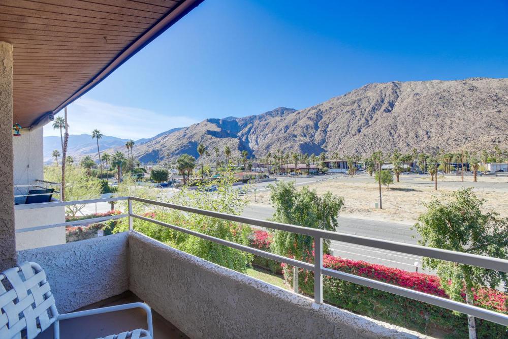 Walk to Dtwn Palm Springs Condo with Pool Access